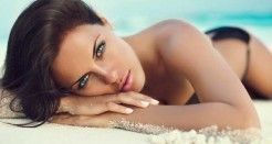 mujer tomando el sol