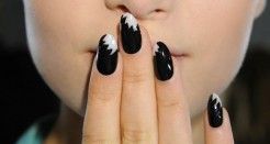 mano con uñas pintadas sobre la boca