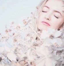 mujer con flores