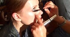 mujer a la que le estan aplicando mascara de pestañas