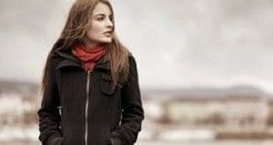 mujer abrigada
