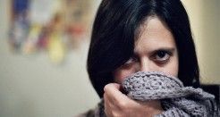 mujer con una bufanda en la boca