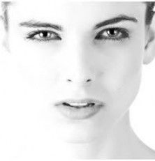 mujer en blanco y negro