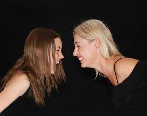 dos mujeres una mas joven que mas otra