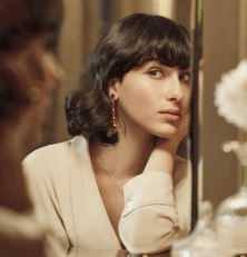 mujer mirándose en el espejo