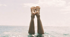 Piernas en el mar