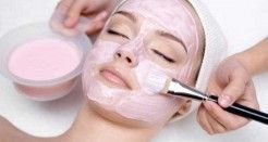 mujer a la que le aplica una mascarilla sobre el rostro