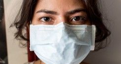 mujer con mascarilla