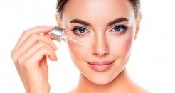 mujer aplicándose sérum