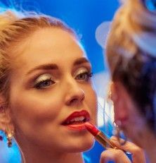 mujer pintándose los labios