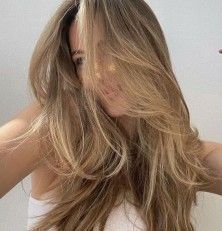 chica pelo largo rubio