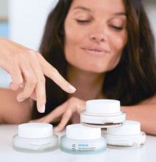 mujer eligiendo cremas