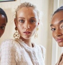 Tres mujeres de diferentes razas