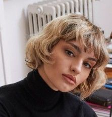mujer rubia de pelo corto rizado
