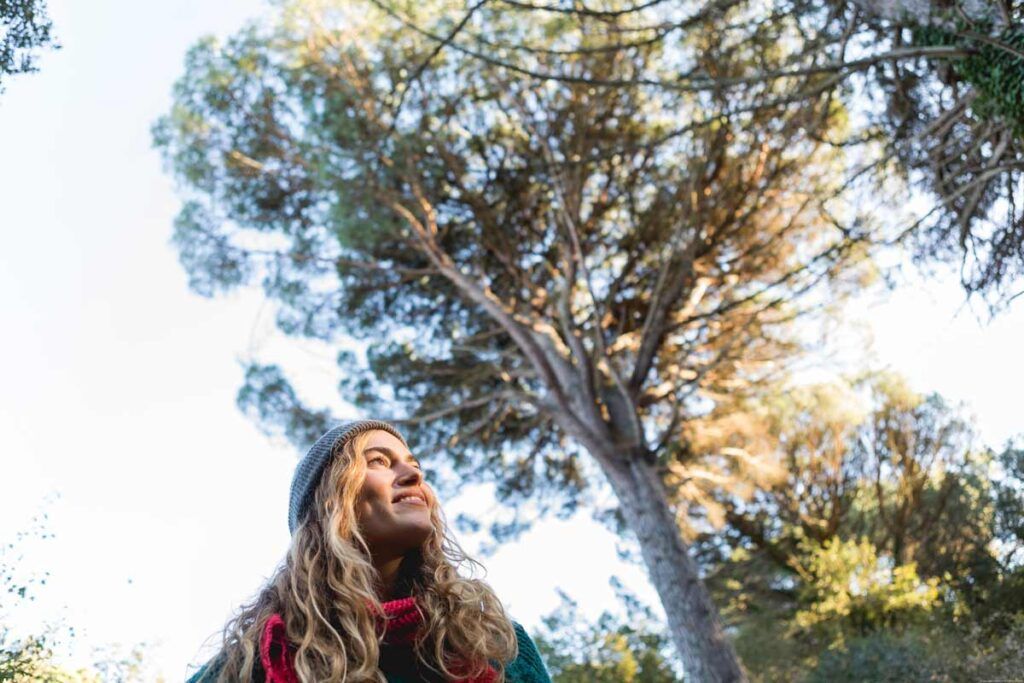 chica en un bosque vestida de invierno