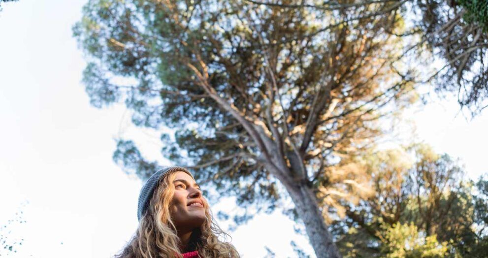 chica en un bosque vestida de invierno