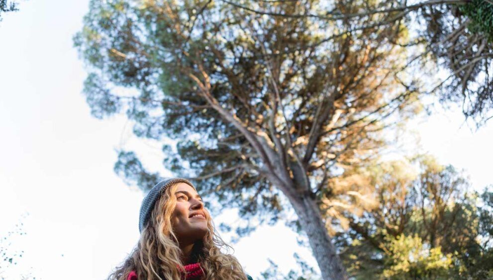 chica en un bosque vestida de invierno