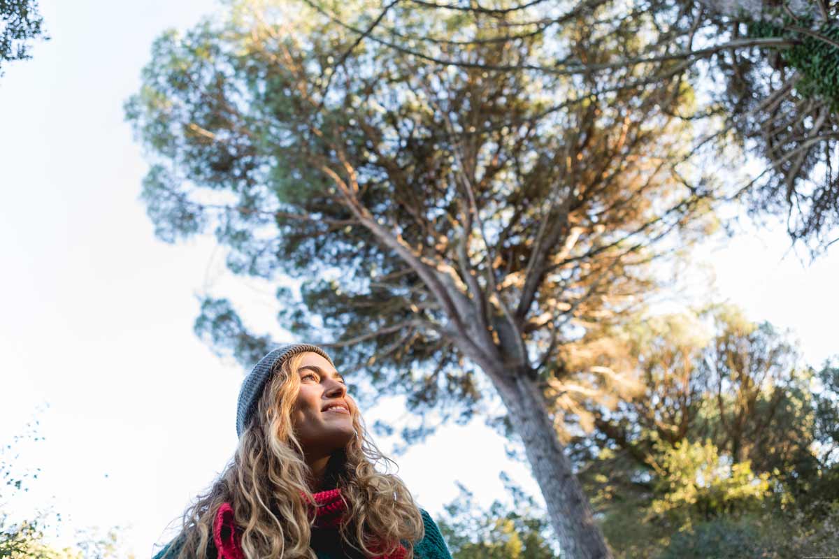 chica en un bosque vestida de invierno