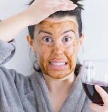Mujer con mascarilla y copa de vino