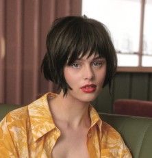mujer morena pelo corto