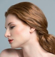 mujer castaña pelo recogido