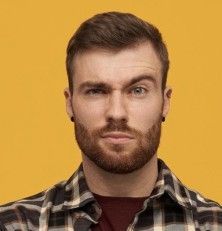 Hombre con barba canosa