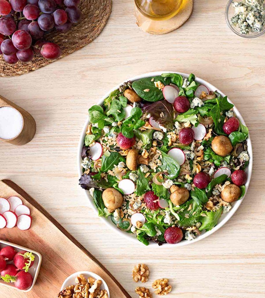 Ensalada de champiñones, espinacas baby y rabanitos