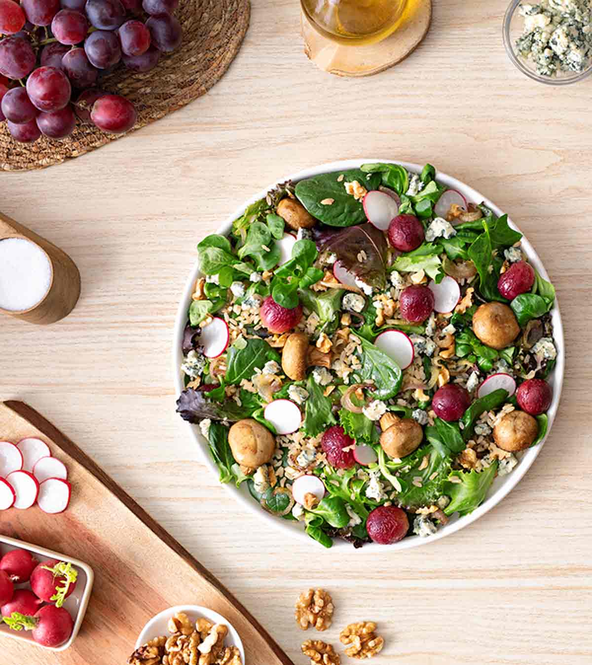 Ensalada de champiñones, espinacas baby y rabanitos