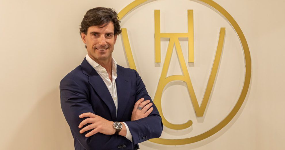 Exfutbolista aitor ocio con su logo de centro wellness