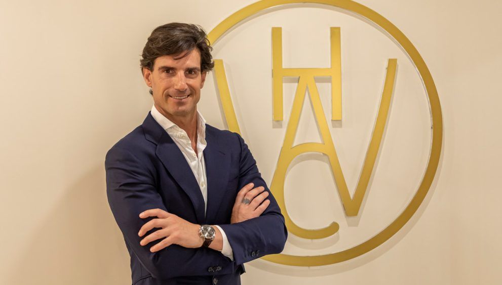 Exfutbolista aitor ocio con su logo de centro wellness