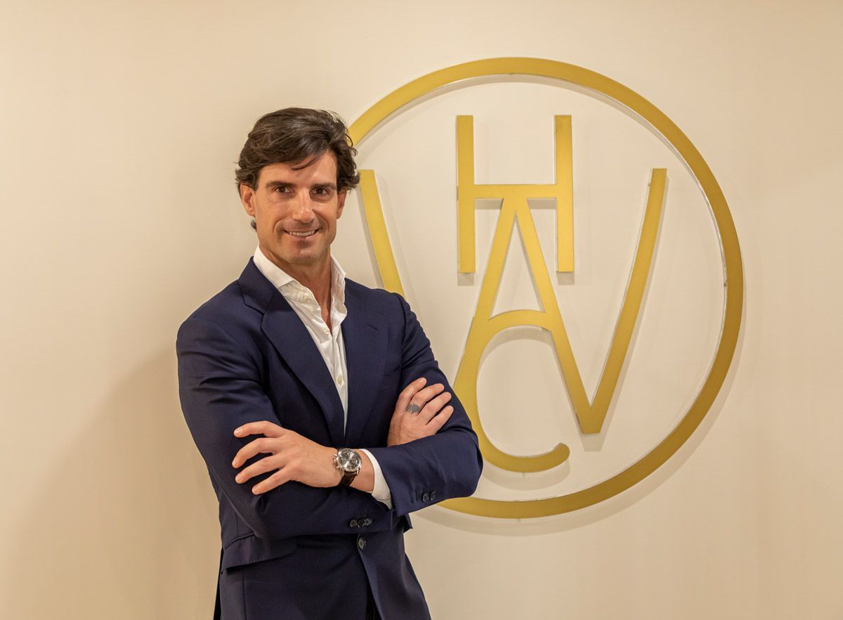 Exfutbolista aitor ocio con su logo de centro wellness