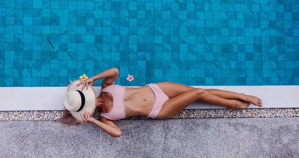 chica biquini bordillo piscina