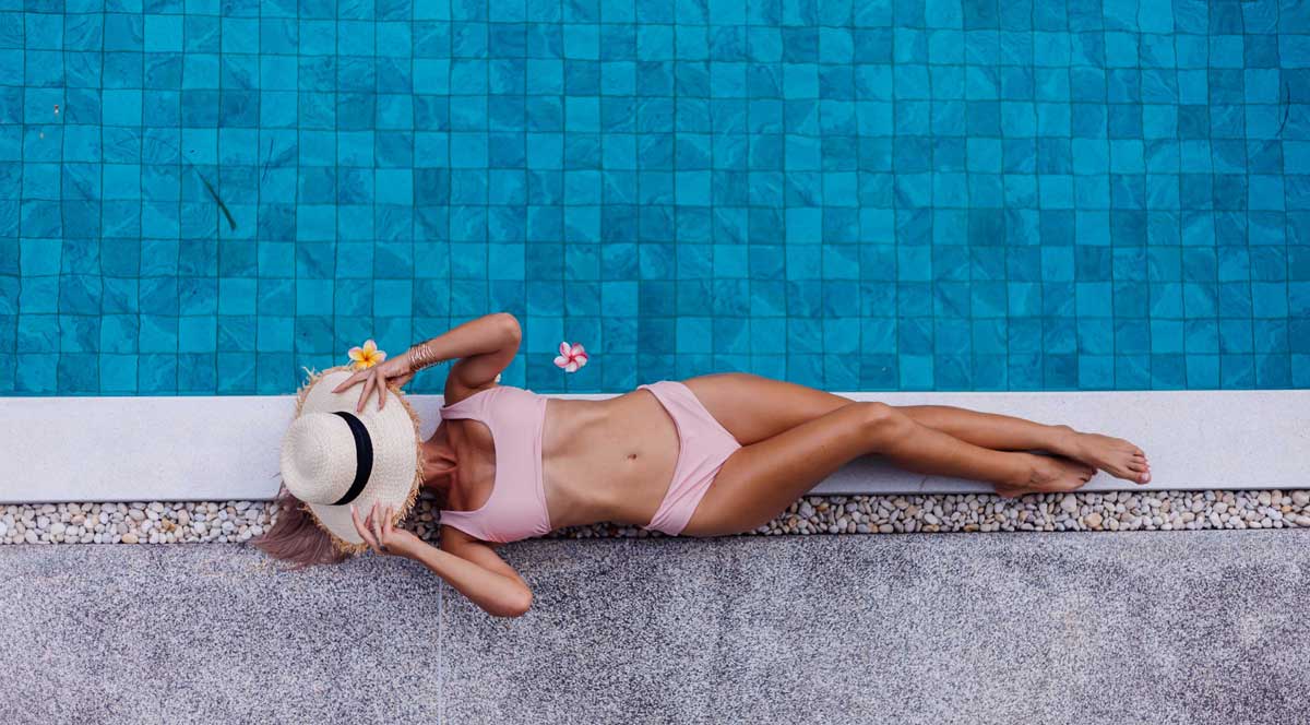 chica biquini bordillo piscina