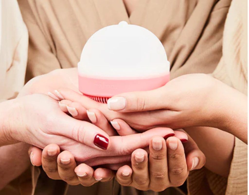 manos femeninas soteniendo un dispositivo palpa