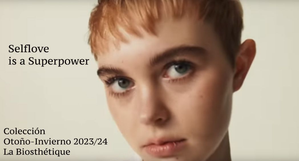 primer plano chica joven pelo rubio corto