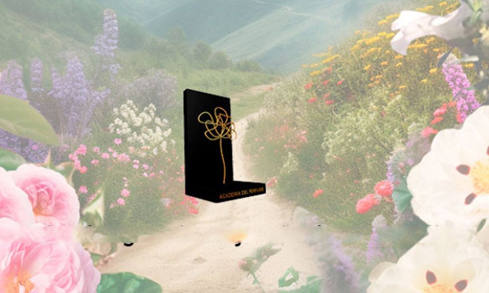 premio de la academia del perfume flotando sobre un paisaje