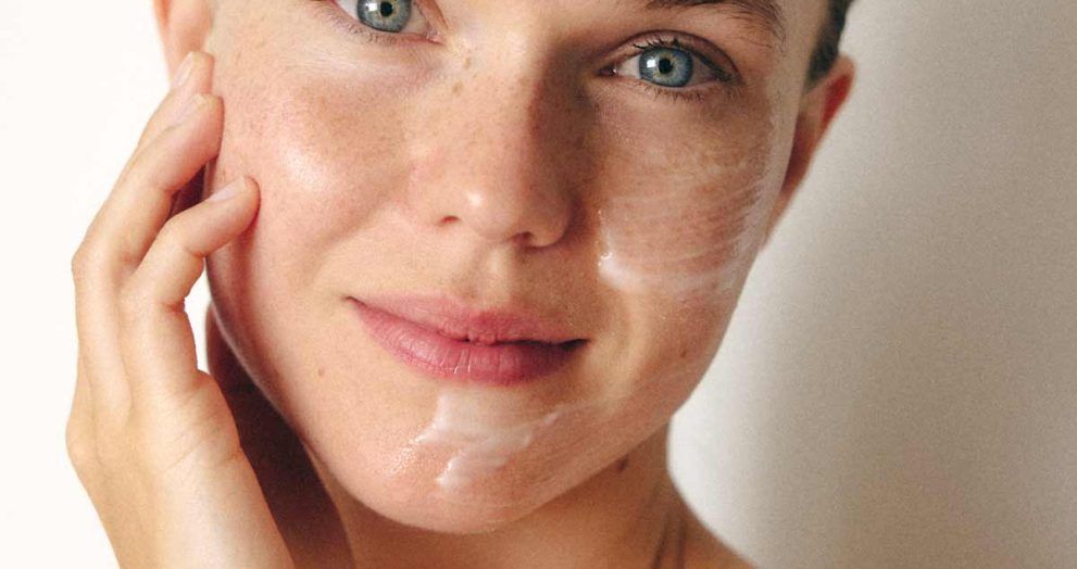 chica con media cara untada de crema