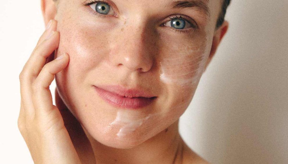 chica con media cara untada de crema