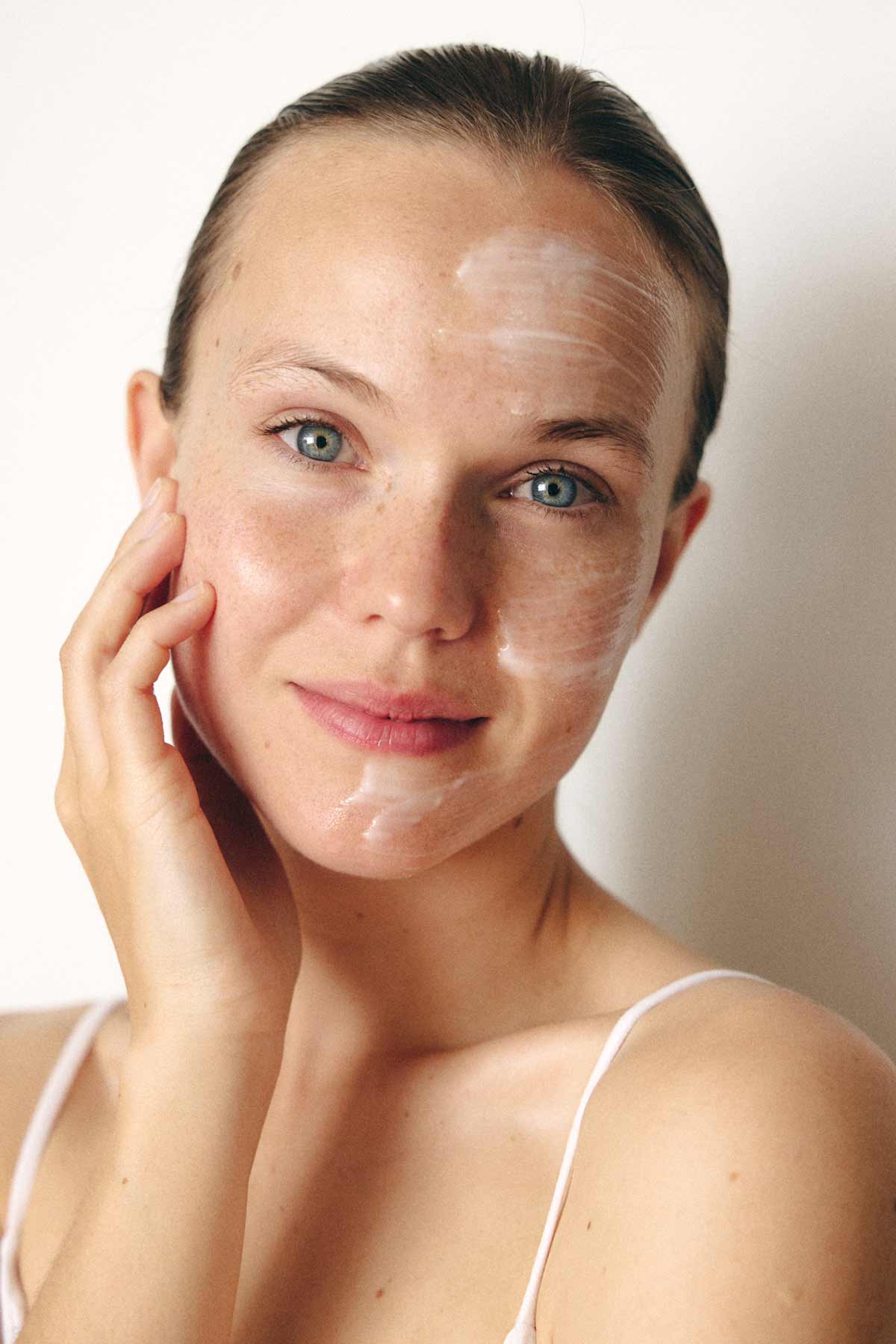 chica con media cara untada de crema