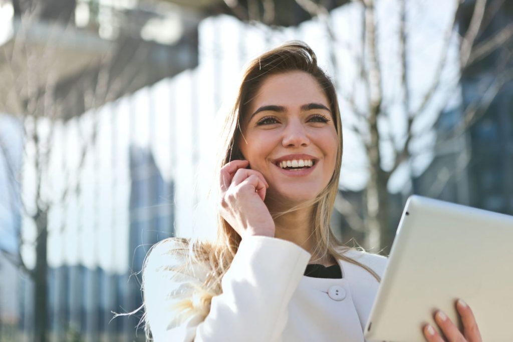 imagen otoñal de una chica joven al aire libre con una sonrisa preciosa