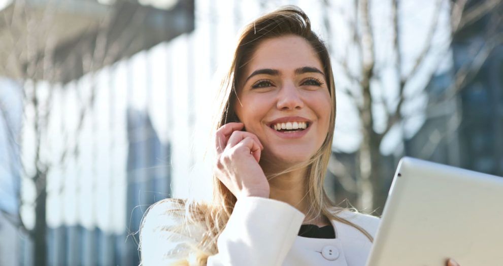 imagen otoñal de una chica joven al aire libre con una sonrisa preciosa