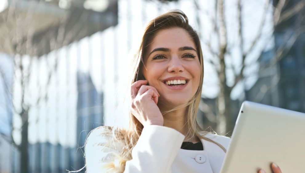 imagen otoñal de una chica joven al aire libre con una sonrisa preciosa