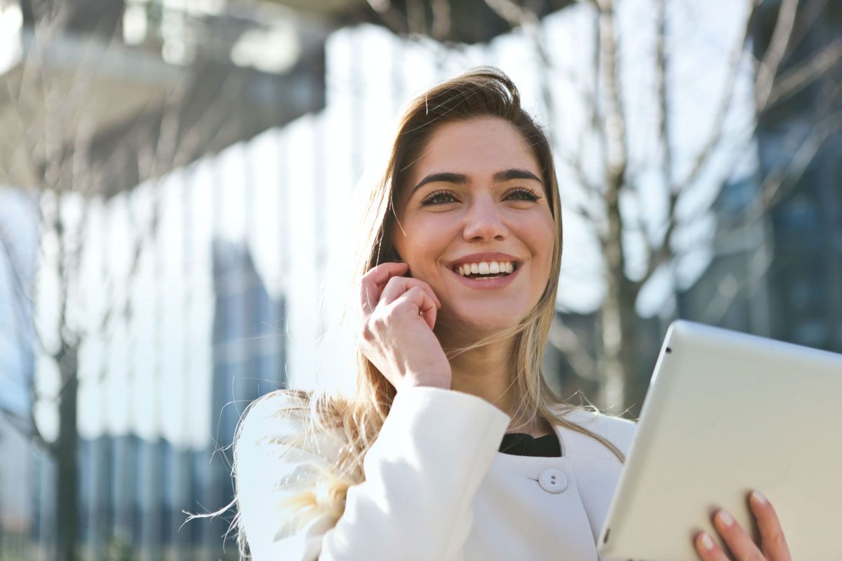 imagen otoñal de una chica joven al aire libre con una sonrisa preciosa