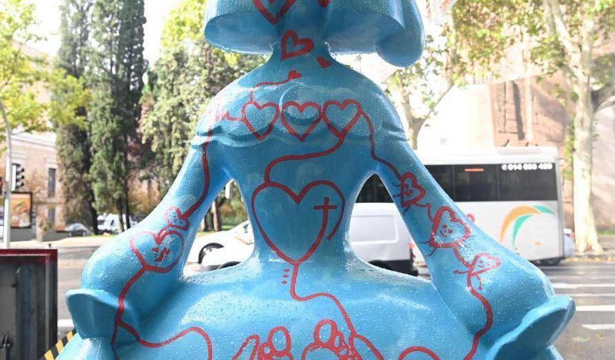 menina azul con pintadas rojas en madrid