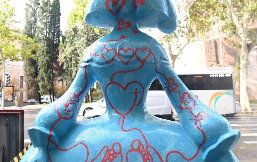 menina azul con pintadas rojas en madrid