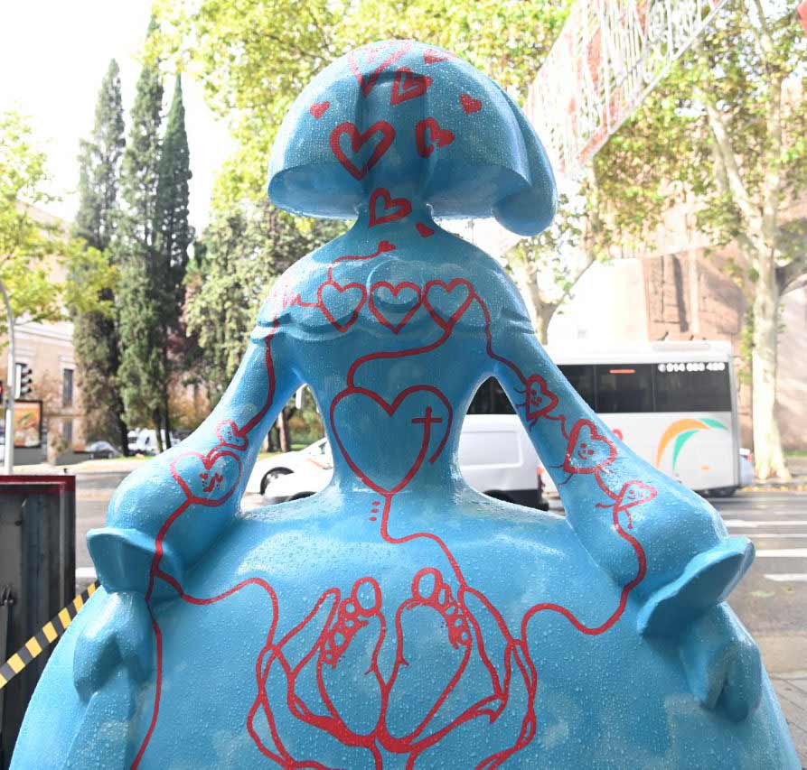 menina azul con pintadas rojas en madrid