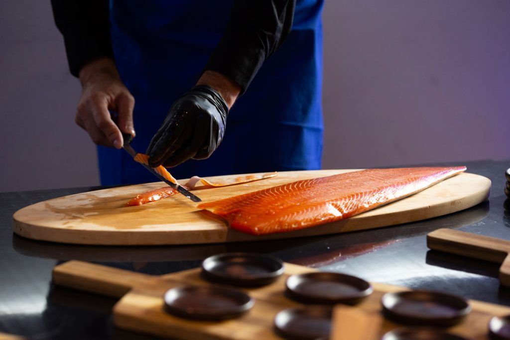 un lomo de salmón fresco