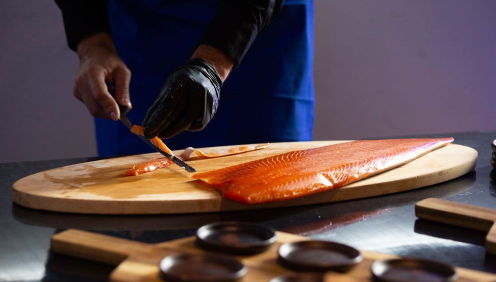 un lomo de salmón fresco