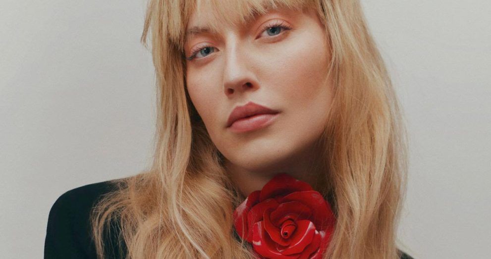 chica rubia flequillo flor en el cuello