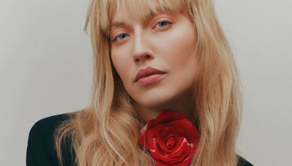 chica rubia flequillo flor en el cuello